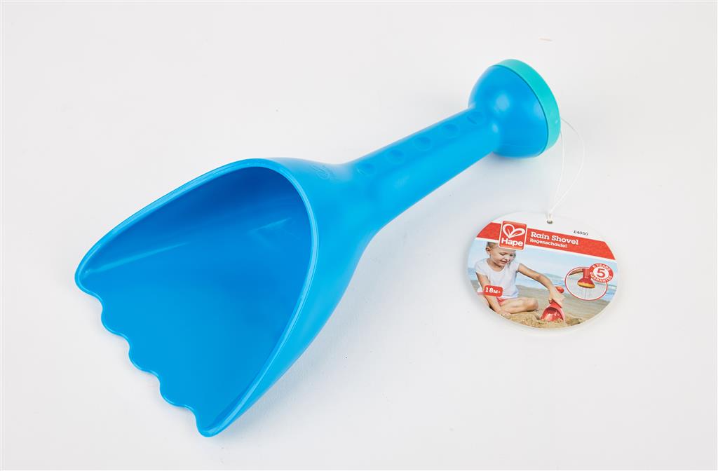 Hape pá regador de praia azul com etiqueta informativa da marca.