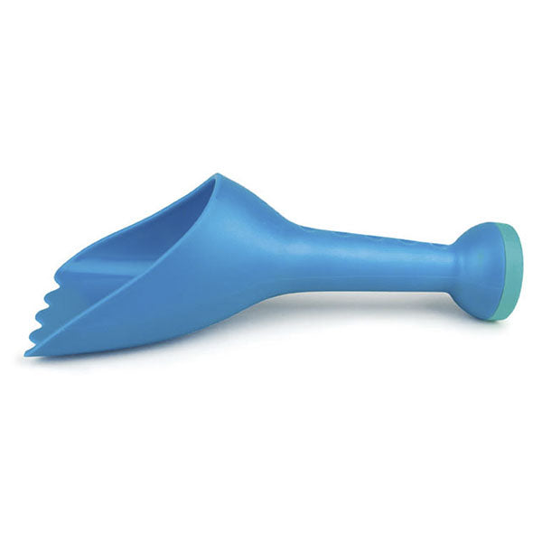 Hape pá regador de praia azul vista de perfil, ideal para brincar na areia.