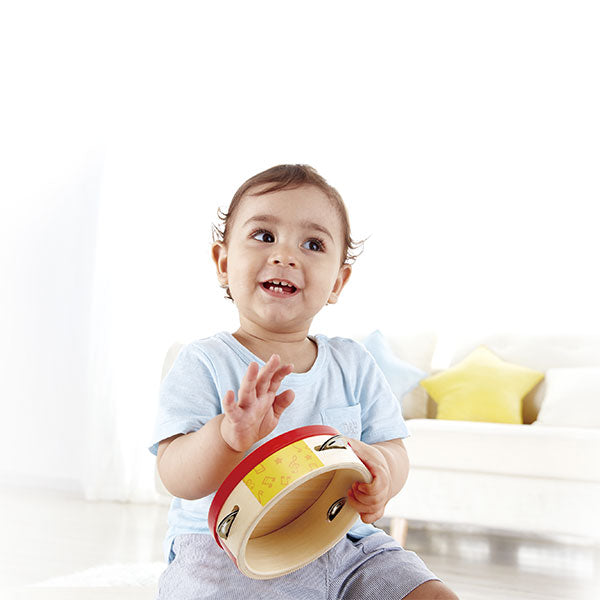 Pandeireta Tap-along da Hape em diferentes ângulos, destacando a construção robusta e os acabamentos seguros para bebés.