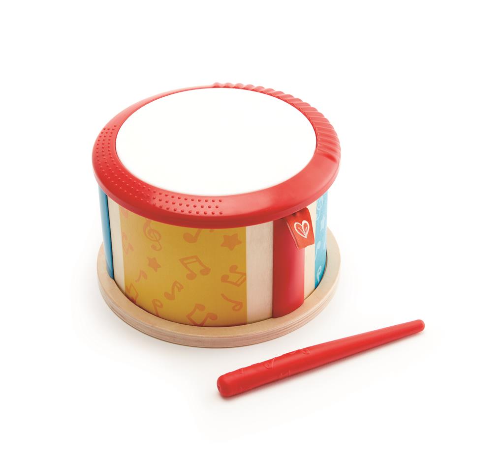Tambor Hape de madeira com duas faces, uma de membrana e outra de madeira, com baqueta, visto de frente.