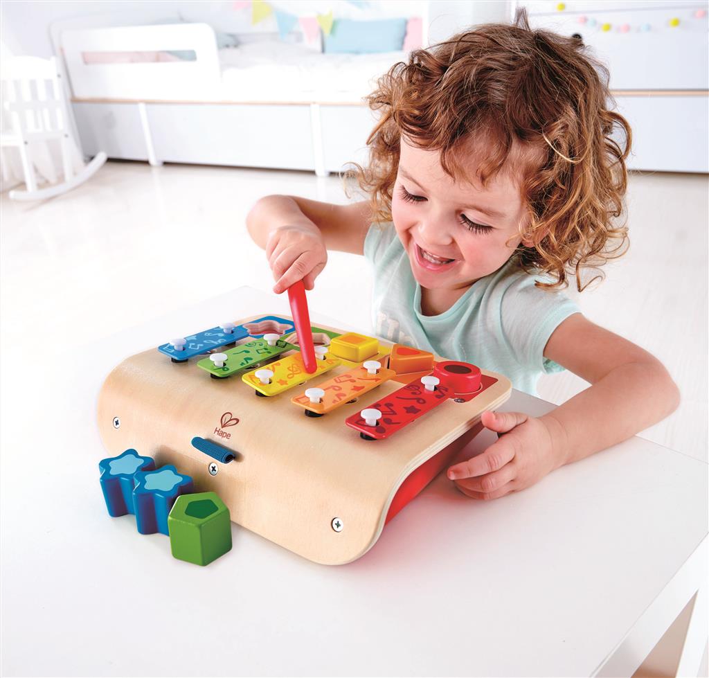 Xilofone e piano multifuncional Hape em madeira, com teclas coloridas e cinco formas de encaixe para atividades educativas.
