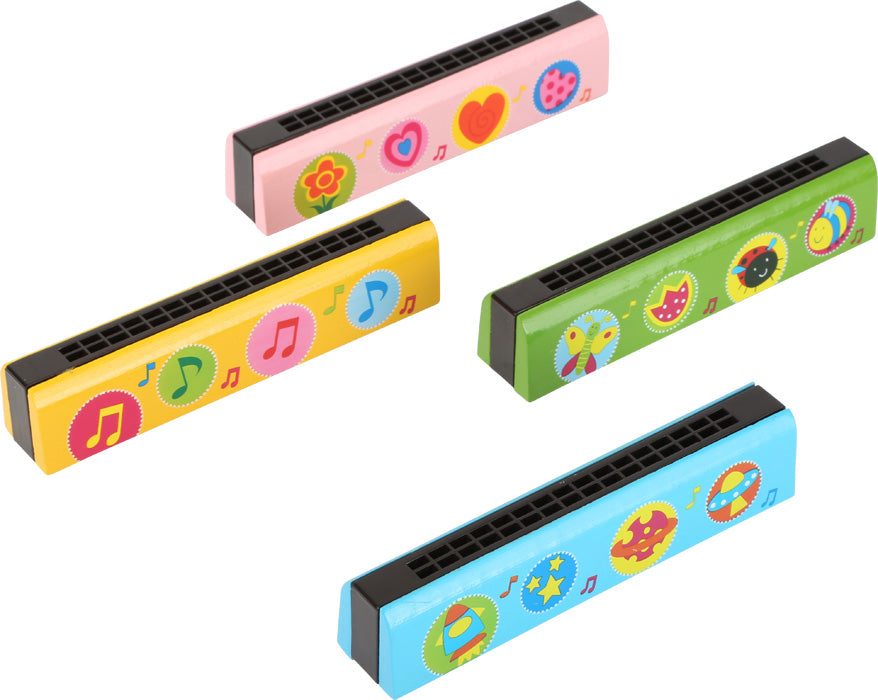 Quatro harmónicas coloridas para crianças, com desenhos de notas musicais, flores, insetos e foguetes, dispostas sobre um fundo branco.