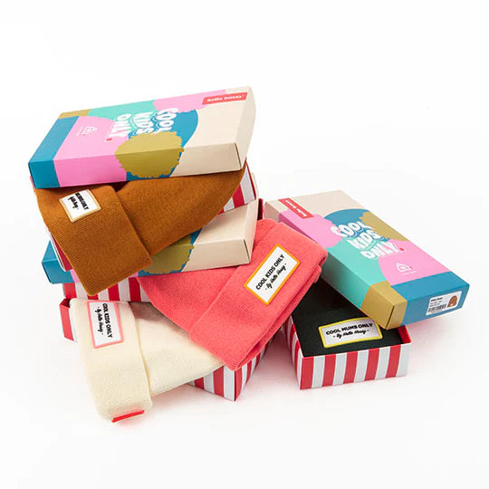 Detalhe da textura em malha canelada do gorro Hello Hossy, evidenciando a qualidade do algodão orgânico.