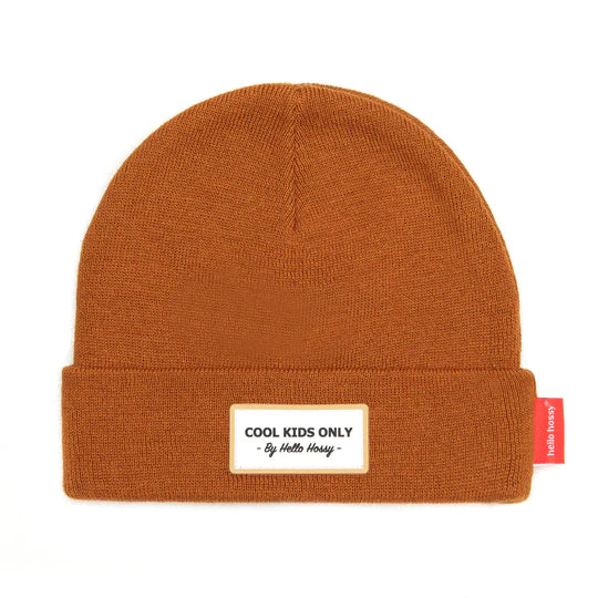 Gorro laranja Hello Hossy para criança em 100% algodão orgânico. Vista frontal com etiqueta "COOL KIDS ONLY".