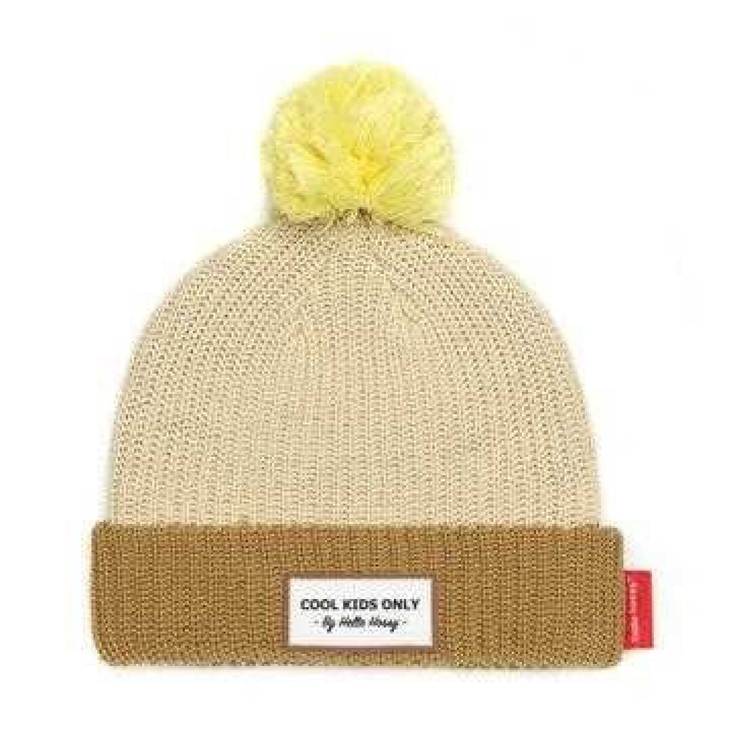 HELLO HOSSY Gorro com Pompom em malha bege e castanha com pompom amarelo e etiqueta "COOL KIDS ONLY".