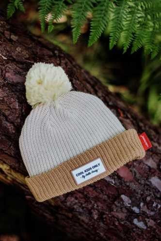 HELLO HOSSY Gorro com Pompom em malha bege e castanha com pompom amarelo e etiqueta "COOL KIDS ONLY".