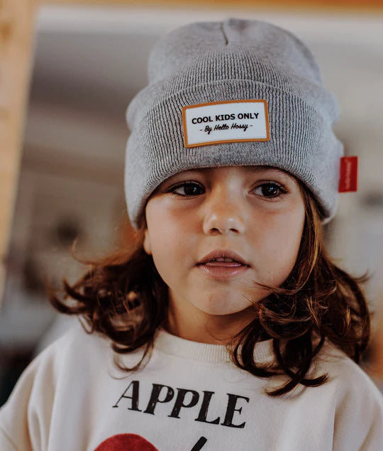 Várias cores de gorros Hello Hossy (verde, rosa, amarelo) dispostos lado a lado, destacando a variedade de tons urbanos.