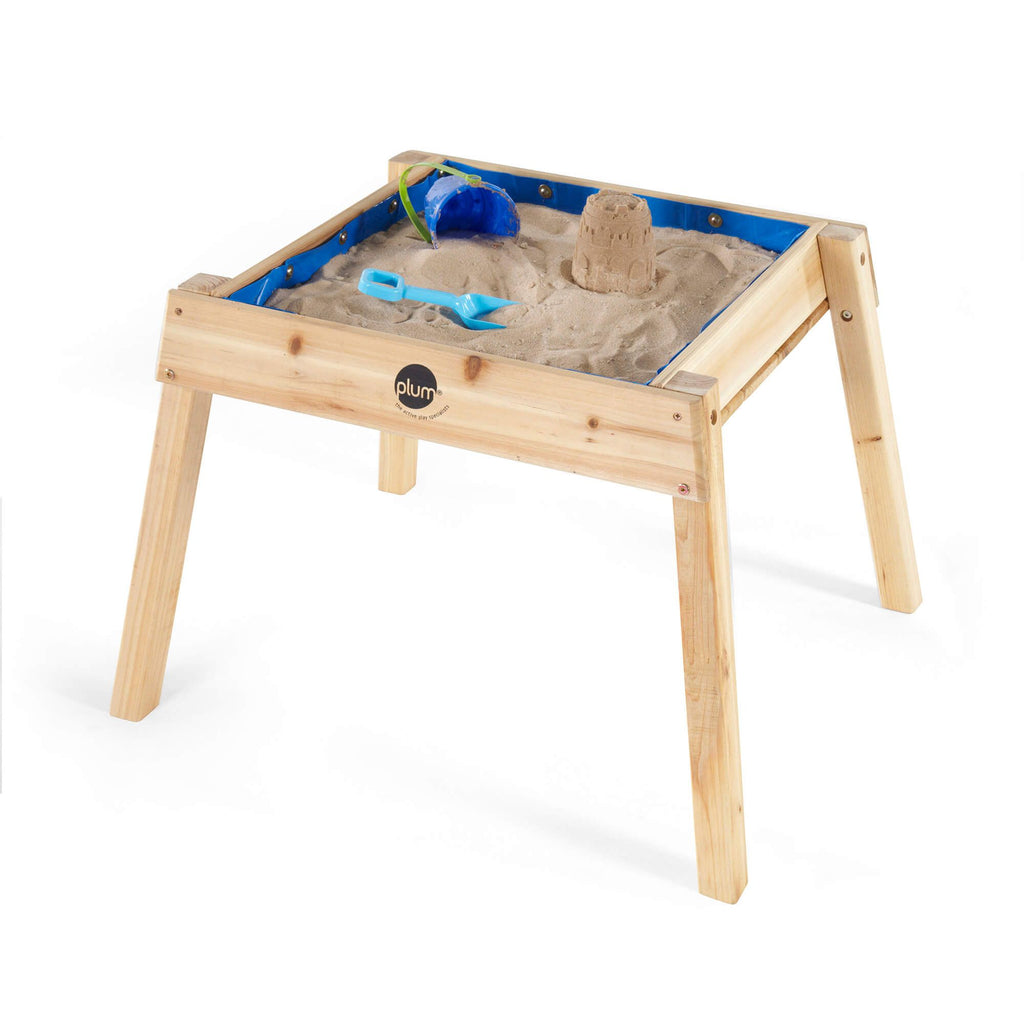 Mesa de madeira Plum multiusos para ar livre, com um forro azul preenchido com areia e brinquedos de praia.
