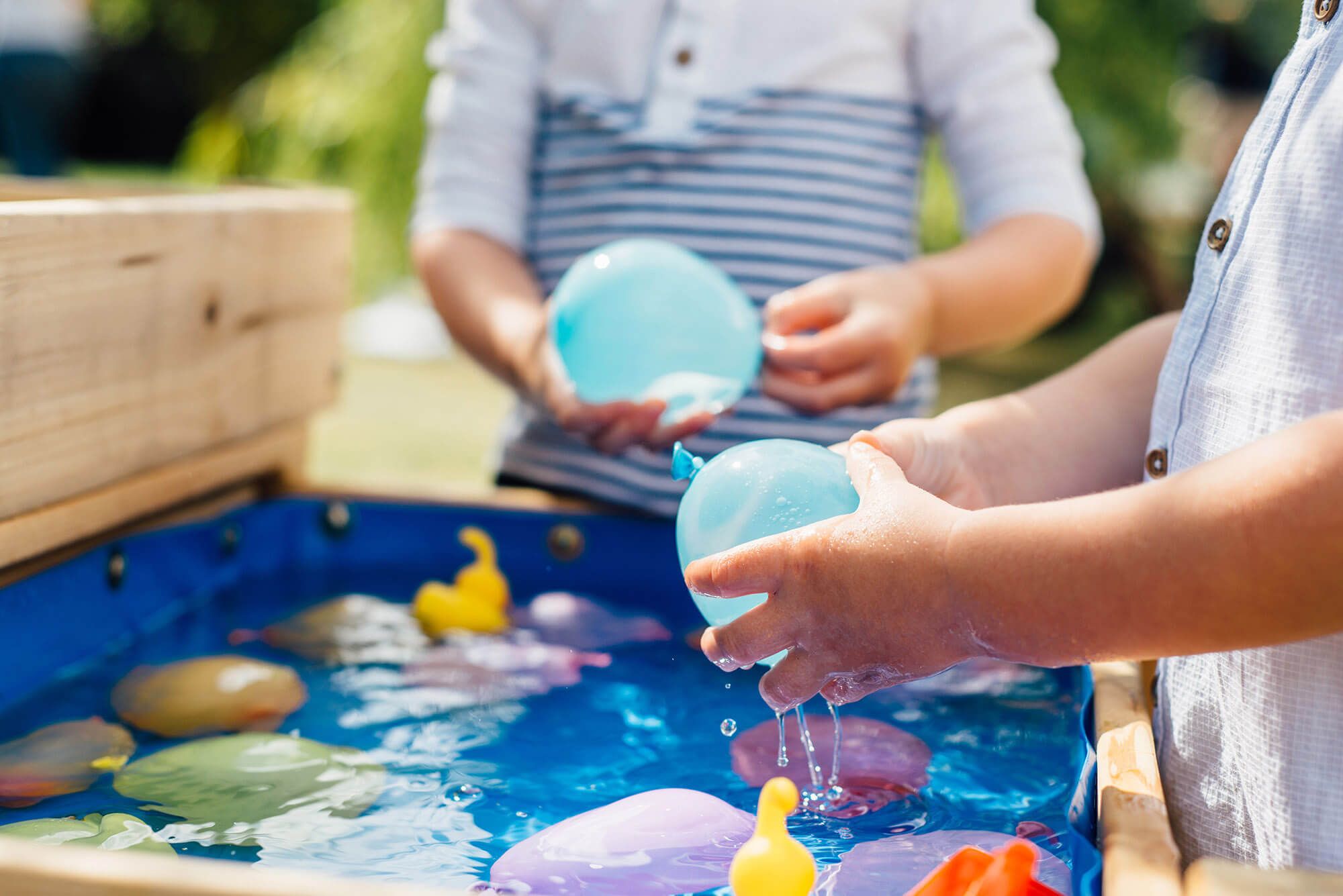 PLUM Juego de Mesas Cuadradas de Madera para Arena y Agua