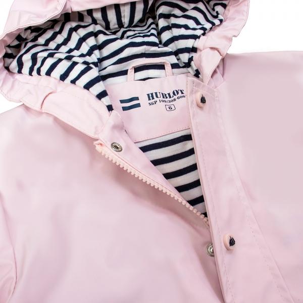Casaco impermeável Hublot Nuage Petale rosa claro para criança, visto de frente, com fecho central e capuz.
