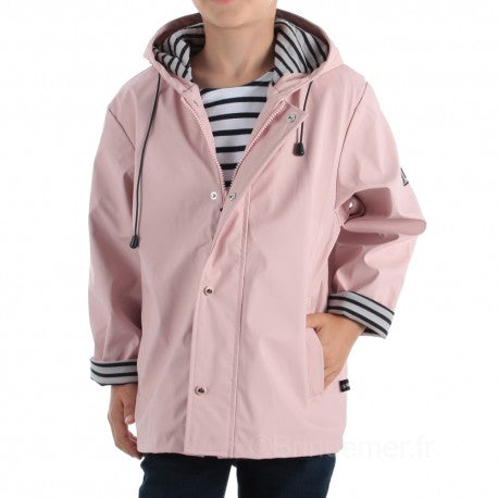 Vista lateral do casaco parka Hublot em criança, mostrando o comprimento ideal para meia estação e o corte que permite liberdade de movimentos.