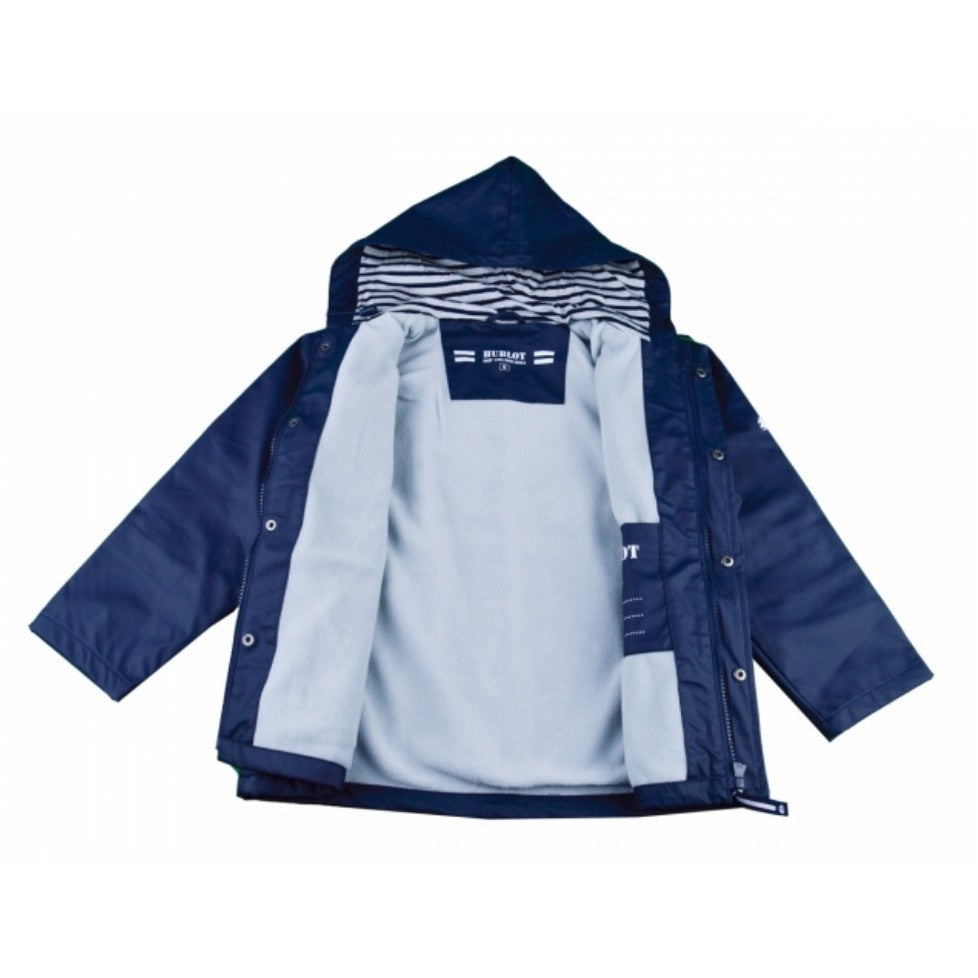 Detalhe do capuz do casaco parka Hublot, mostrando o ajuste e a bainha, essencial para proteção contra chuva leve.