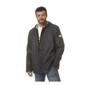 Homem de meia-idade a usar a parka Nimbus L azul escura da Hublot, com capuz e fecho de botões, em pose casual contra fundo branco.