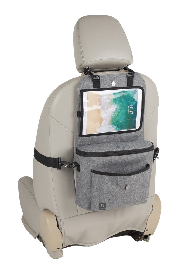 Organizador Immiebear 2 em 1 cinzento instalado no banco traseiro do carro, com tablet visível no bolso transparente superior.