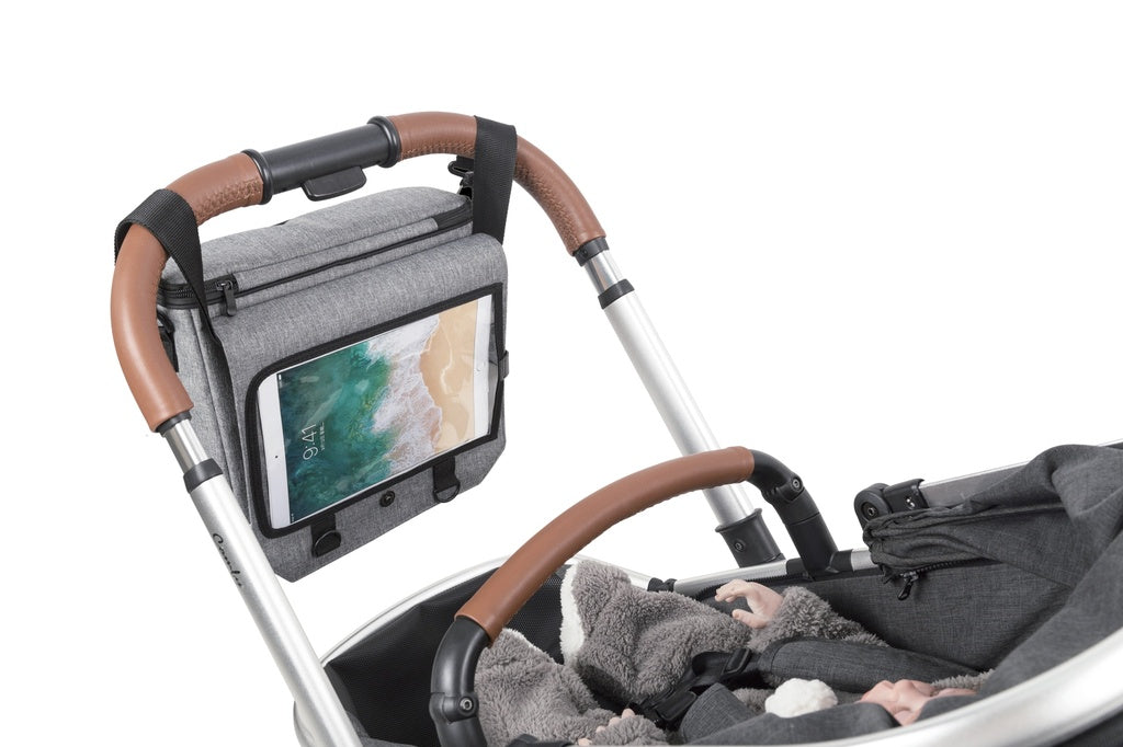 Organizador Immiebear 2 em 1 adaptado à barra de um carrinho de passeio, exibindo o bolso frontal com um tablet inserido.