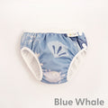 Cueca fralda de banho reutilizável ImseVimse com padrão de baleias azuis sobre fundo azul claro.