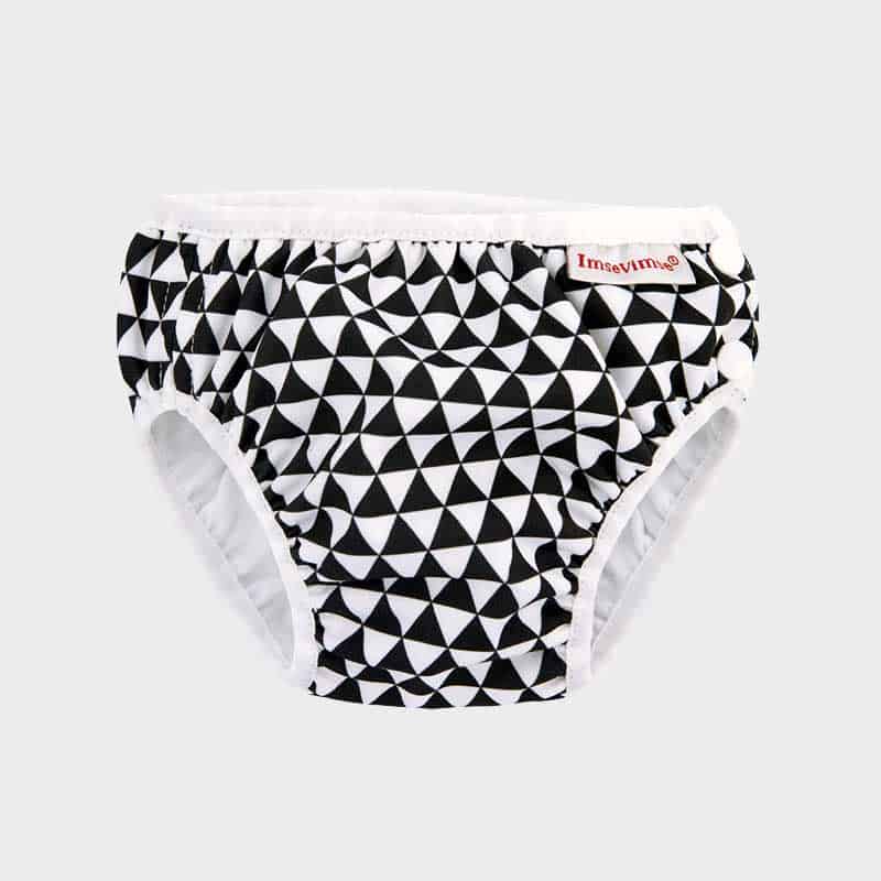 Cueca fralda de natação ImseVimse com padrão geométrico de triângulos pretos e brancos.