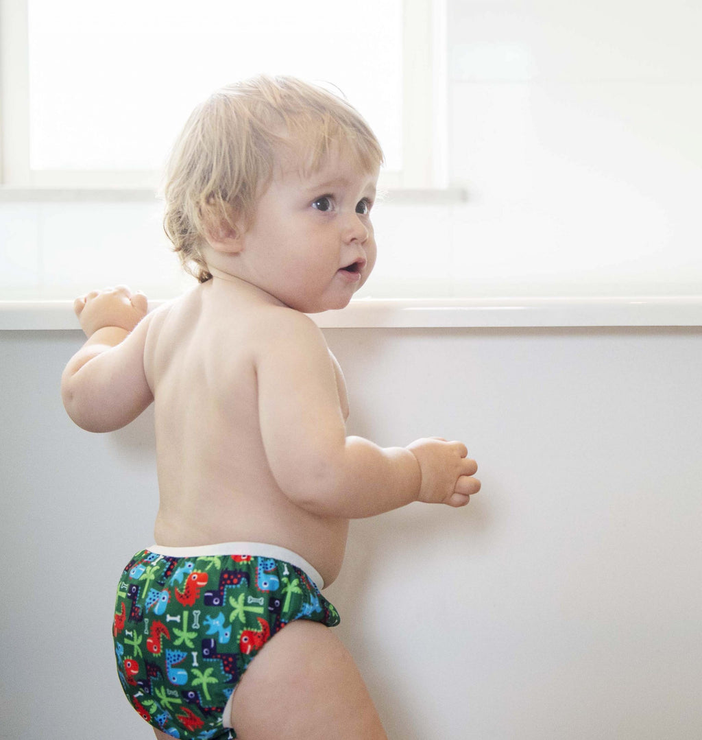 Bebé em casa a usar fralda de natação reutilizável e impermeável ImseVimse.
