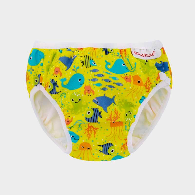 Cueca fralda de natação ImseVimse com padrão de animais marinhos sobre fundo amarelo.