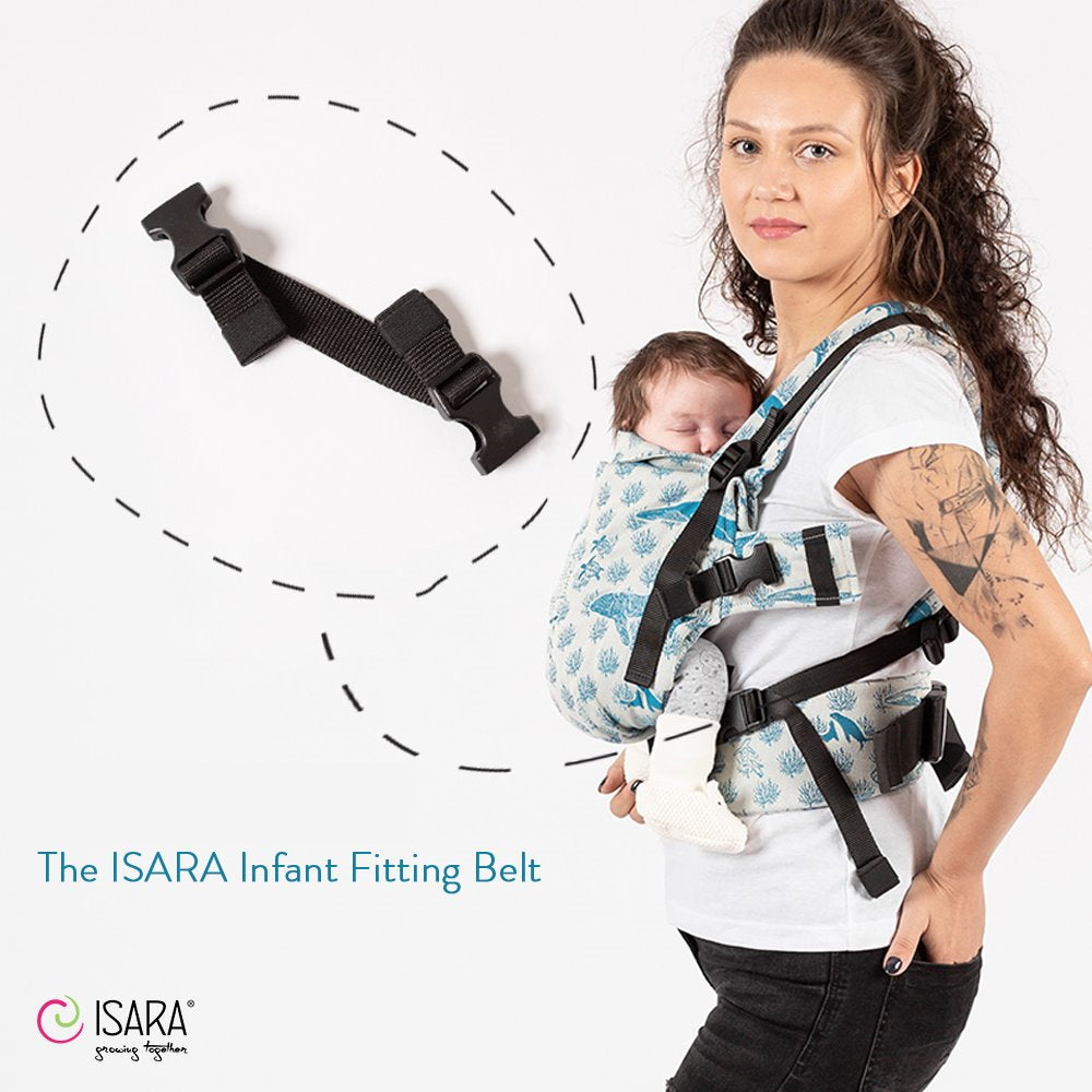 Mulher utilizando uma mochila ergonómica ISARA com um bebé, destacando o uso do cinto de ajuste infantil. A imagem mostra a segurança e o conforto proporcionados pelo cinto.