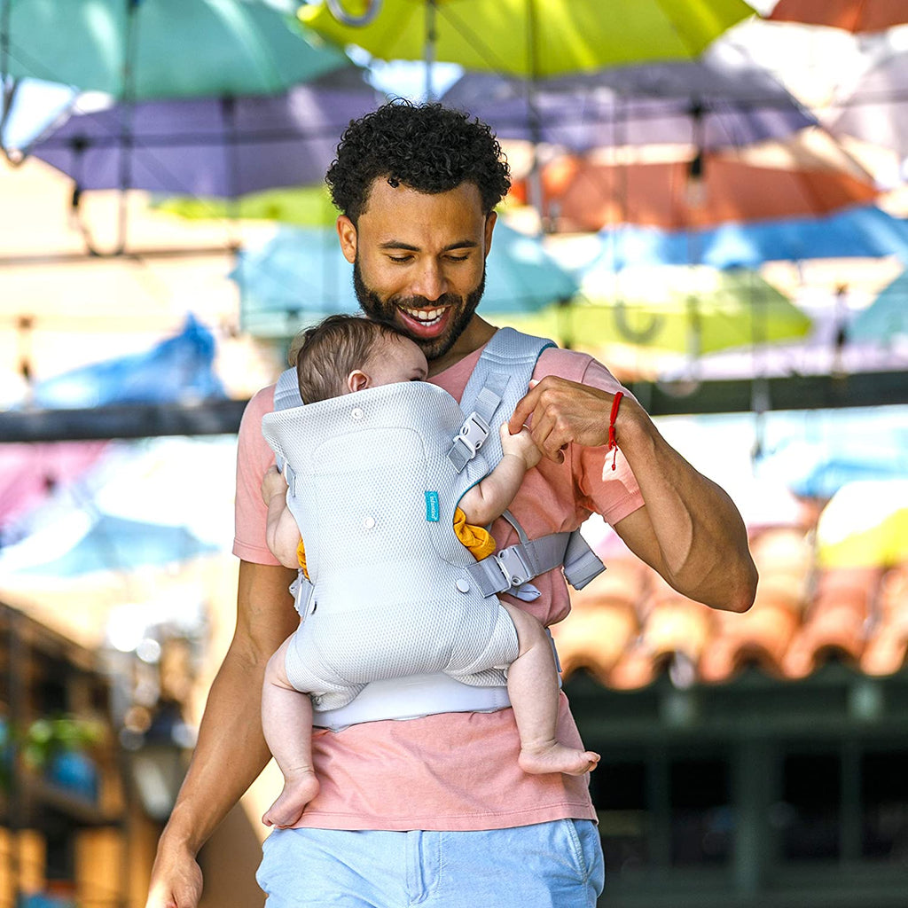 A mochila Infantino Flip 4 em 1 dobrada e compacta, ilustrando a facilidade de arrumação e transporte quando não está em uso.