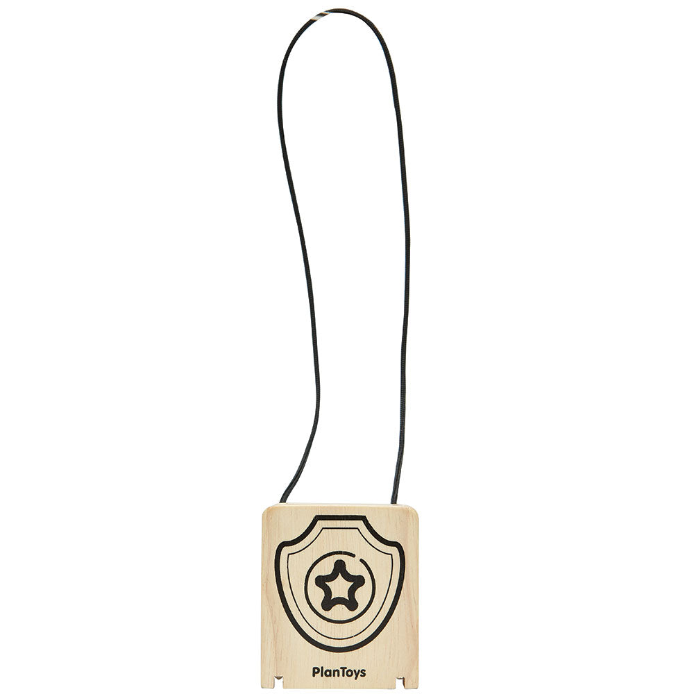 Insígnia de agente secreto de madeira com desenho de estrela, incluída no conjunto PlanToys.