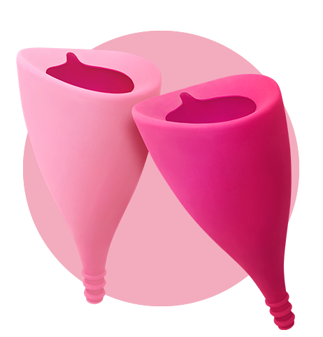 Dois copos menstruais Intimina Lily Cup de diferentes tons de rosa exibindo o seu formato ergonómico.