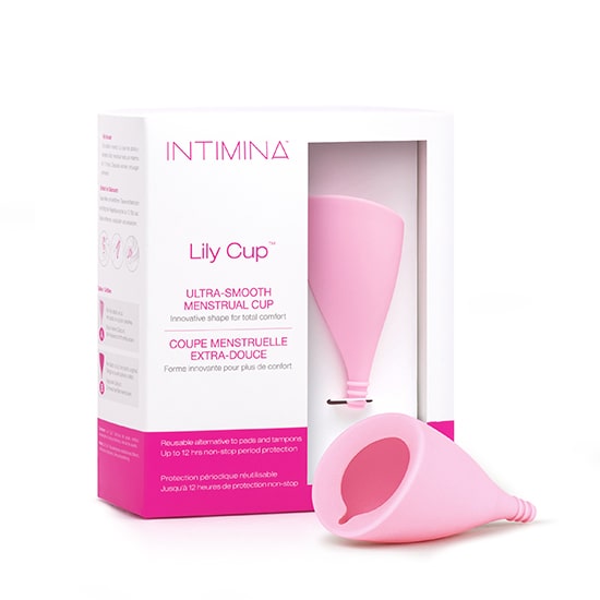 Embalagem do copo menstrual Intimina Lily Cup ao lado do copo cor-de-rosa.