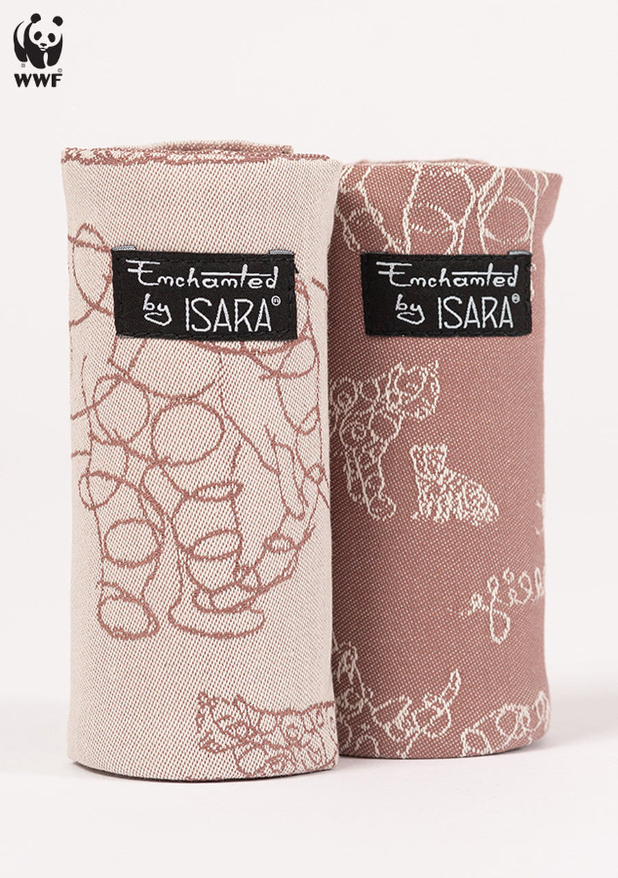 Detalhe de perto dos protetores de alças Isara (teething pads) em tecido suave, com fecho de velcro visível, ideais para proteger alças de porta-bebés.