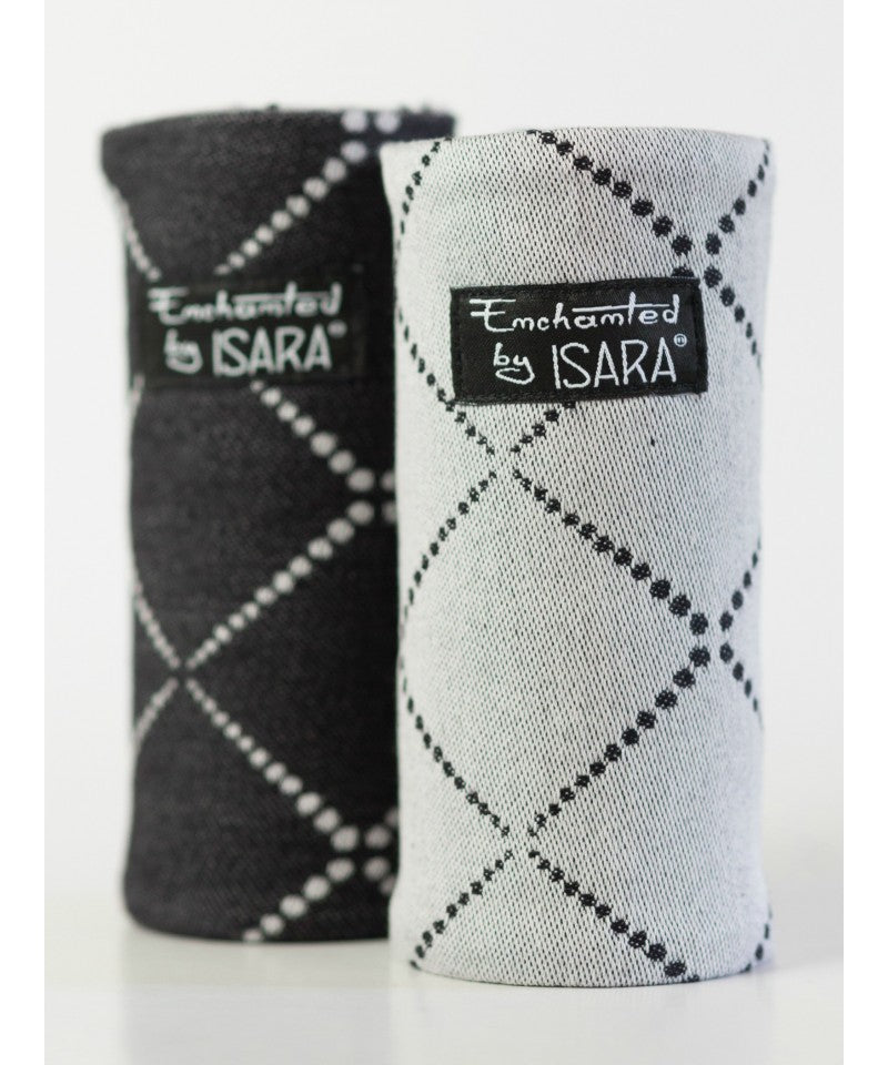 Os protetores de alças Isara (teething pads) dobrados, exibindo o interior absorvente e o design ergonómico para encaixar nas alças do porta-bebés.