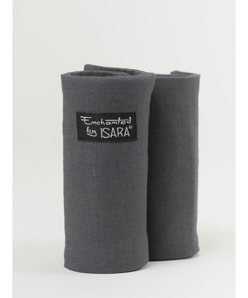 Par de protetores de alças Isara Teething Pads em tecido cinzento liso, ideais para proteger mochilas ergonómicas de saliva e dentição.
