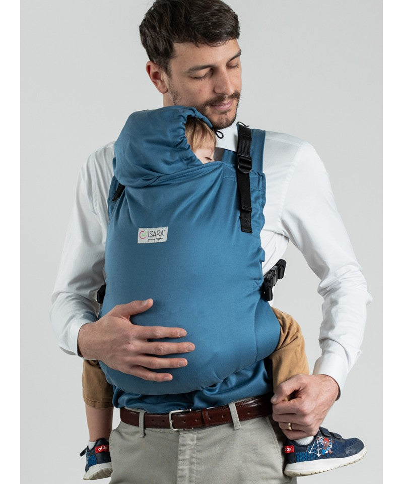 Homem mostrando a Mochila Isara Toddler Preschooler BLUESTONE vazia.