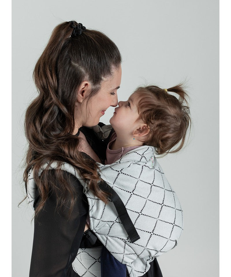 Mãe e filho a sorrirem enquanto utilizam a mochila Isara Toddler Preschooler DIAMONDA GREY.