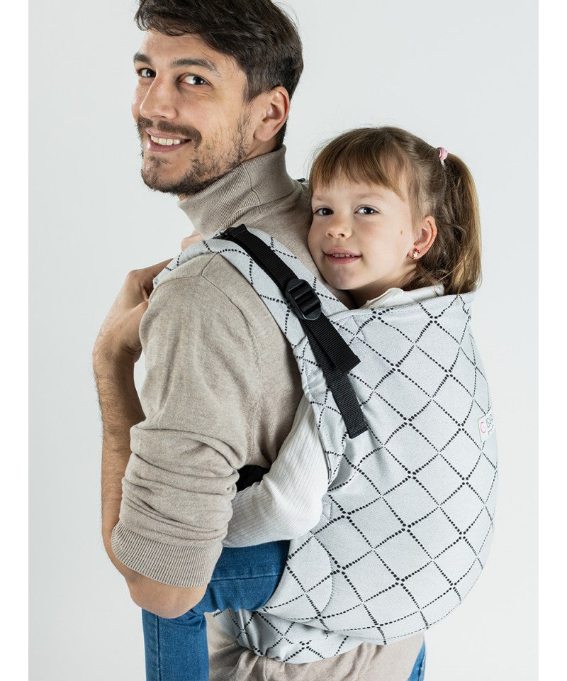 Pai com bebé nas costas usando a mochila Isara Toddler Preschooler DIAMONDA GREY.