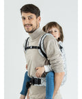 Pai de frente, exibindo o transporte traseiro com a mochila Isara Toddler Preschooler DIAMONDA GREY.