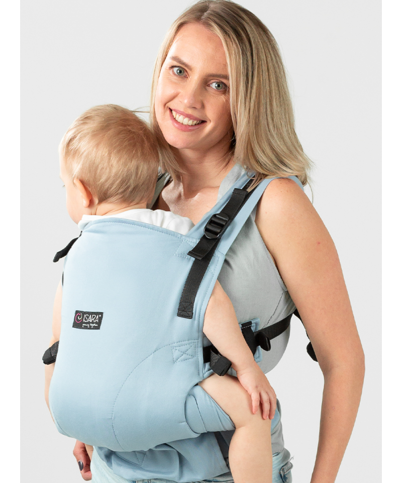 Imagem de uma mãe a usar a Mochila ISARA The ONE Ajustável AZZURRO com o bebé nas costas. A mãe está sorridente e o bebé parece confortável.