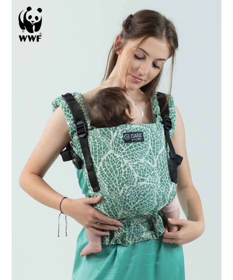 Mulher sorridente com bebé na Mochila ISARA The ONE, em pose de frente.