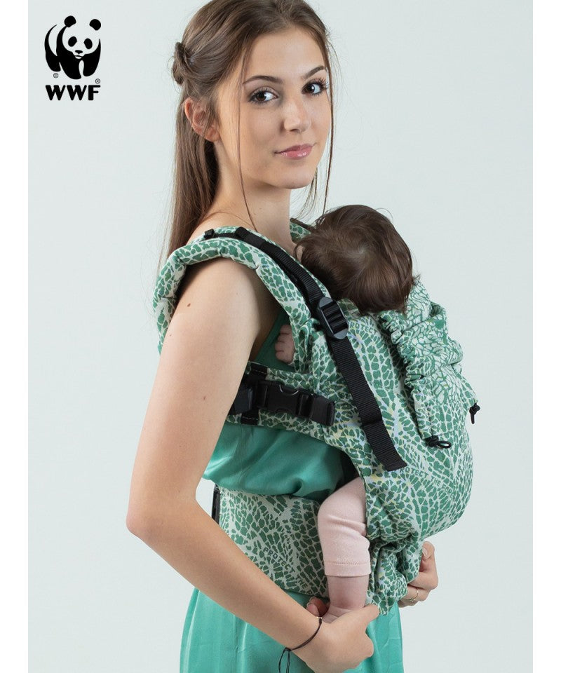 Mulher ajustando a Mochila ISARA The ONE com bebé, demonstrando a ergonomia do produto.