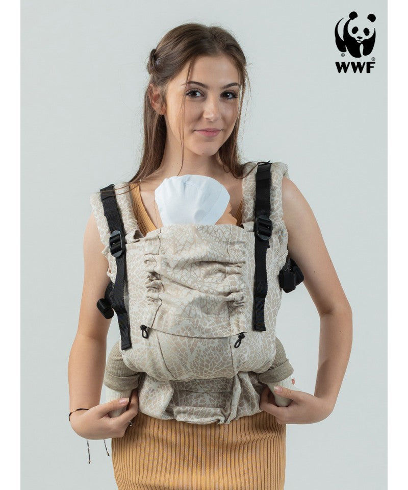 Mulher a usar a Mochila ISARA The ONE Ajustável MAJESTIC IVORY FOREST com um bebé à frente, ambos sorridentes.