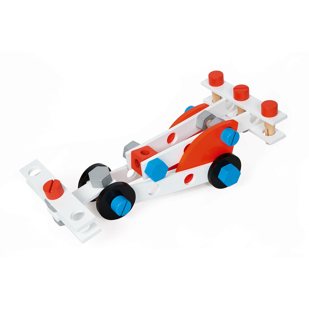 Carro de corrida construído com as peças da bancada de trabalho magnética Janod Brico Kids, demonstrando as possibilidades de construção.