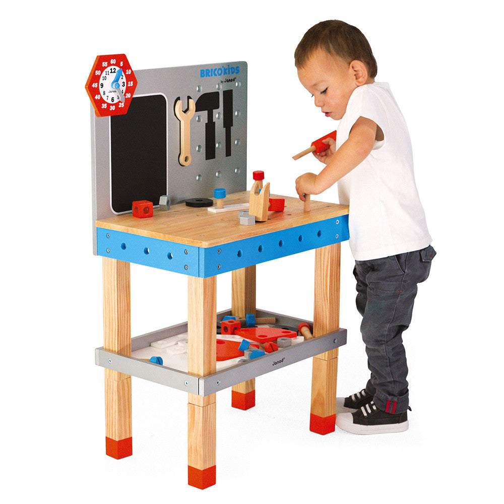 Criança a brincar com a bancada de trabalho magnética Janod Brico Kids, mostrando a interação e o desenvolvimento de habilidades.