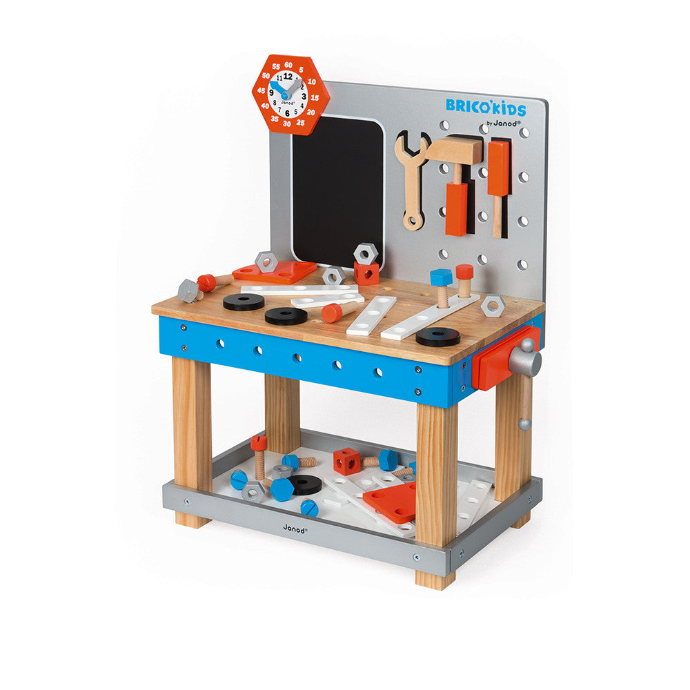 Visão geral da bancada de trabalho magnética Janod Brico Kids, mostrando as ferramentas e o quadro preto, ideal para crianças a partir de 3 anos.