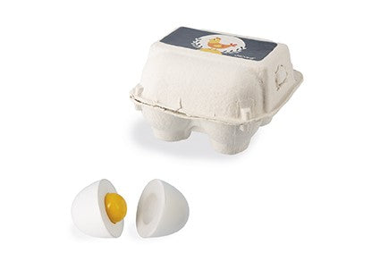 Criança a brincar com os ovos de madeira coloridos da Janod, promovendo o desenvolvimento da imaginação e motricidade fina.