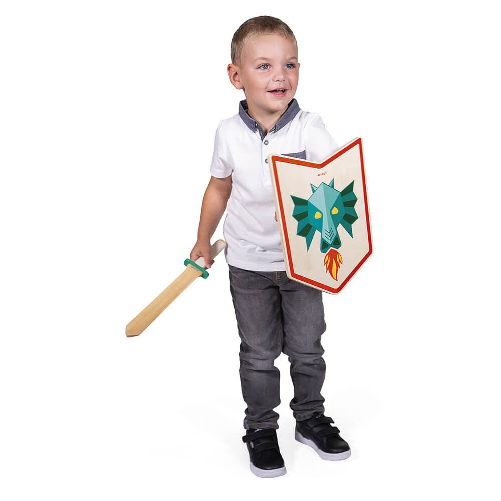 Criança a brincar com o conjunto Janod de escudo e espada de madeira Dragão, pronta para a aventura.