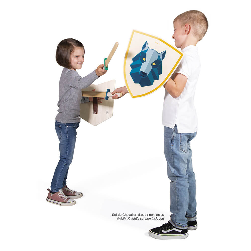 Conjunto de escudo e espada de madeira Janod Dragão: escudo com design de cabeça de dragão e moldura vermelha.