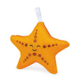 Esponja de banho Janod em forma de estrela do mar amarela com expressão sorridente.
