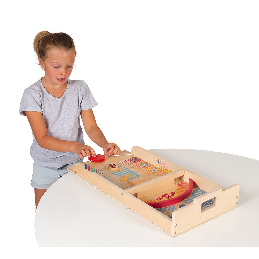 Menina a jogar o Janod Jogo de mesa Disco Voador em Madeira.