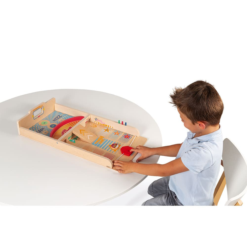 Menino a jogar o Janod Jogo de mesa Disco Voador em Madeira.