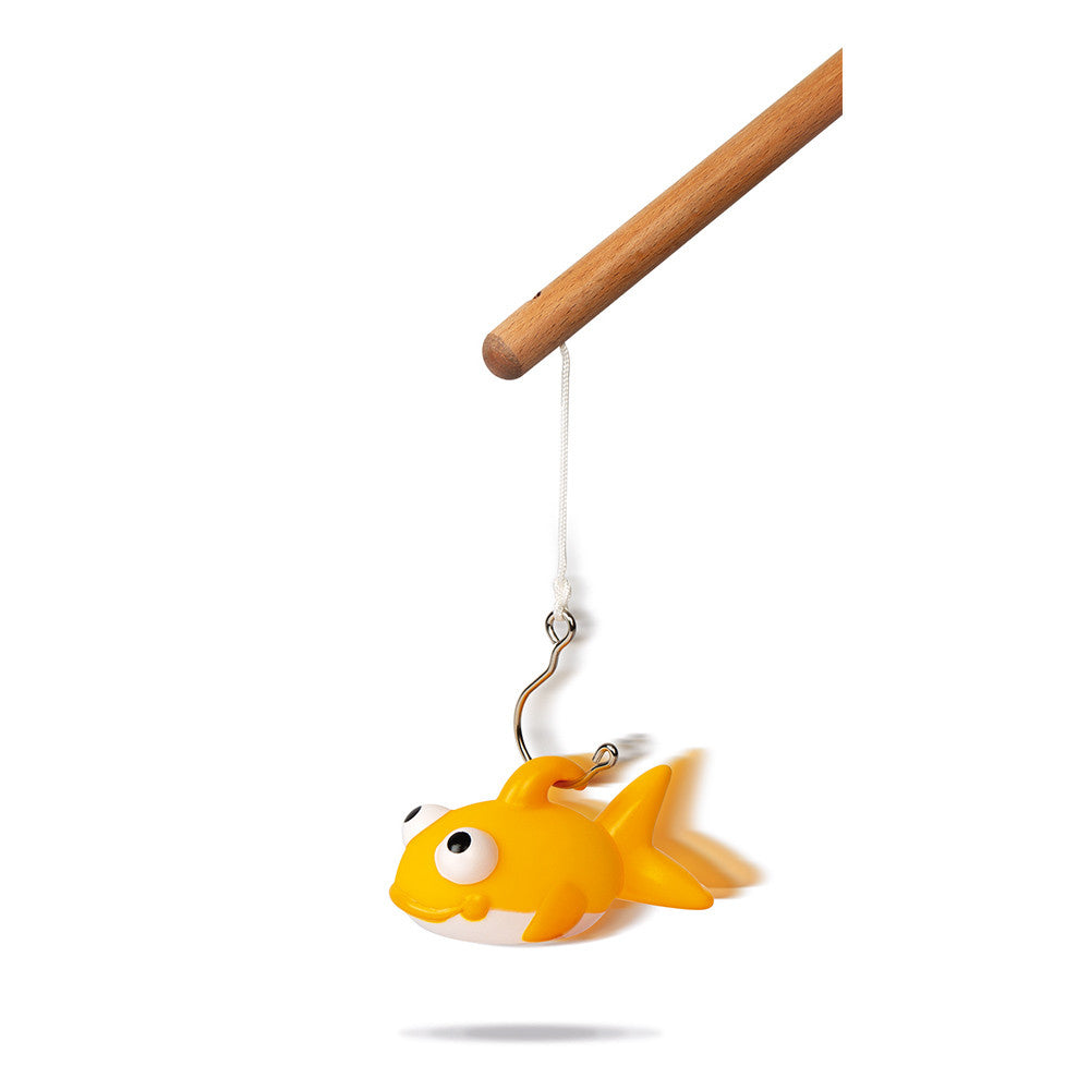 Jogo de pesca Janod para o banho com cana de madeira e quatro figuras flutuantes coloridas: peixes e um barco.
