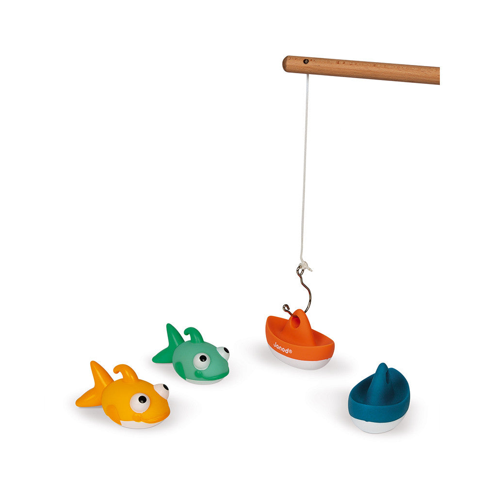 Jogo de pesca Janod para o banho com cana de madeira e quatro figuras flutuantes coloridas: peixes e um barco.